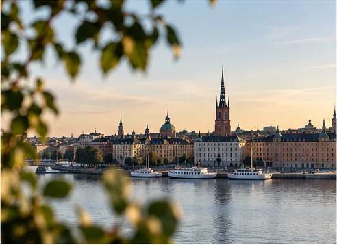 Illustrativ bild av en stadssiluett vid vatten, använd som stämningsbild för Stockholm.